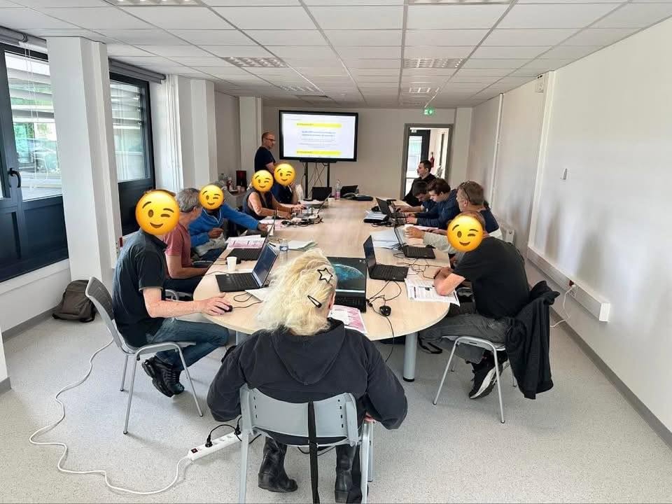 Session de formation Savoir Uni en salle, apprenants sur ordinateurs portables