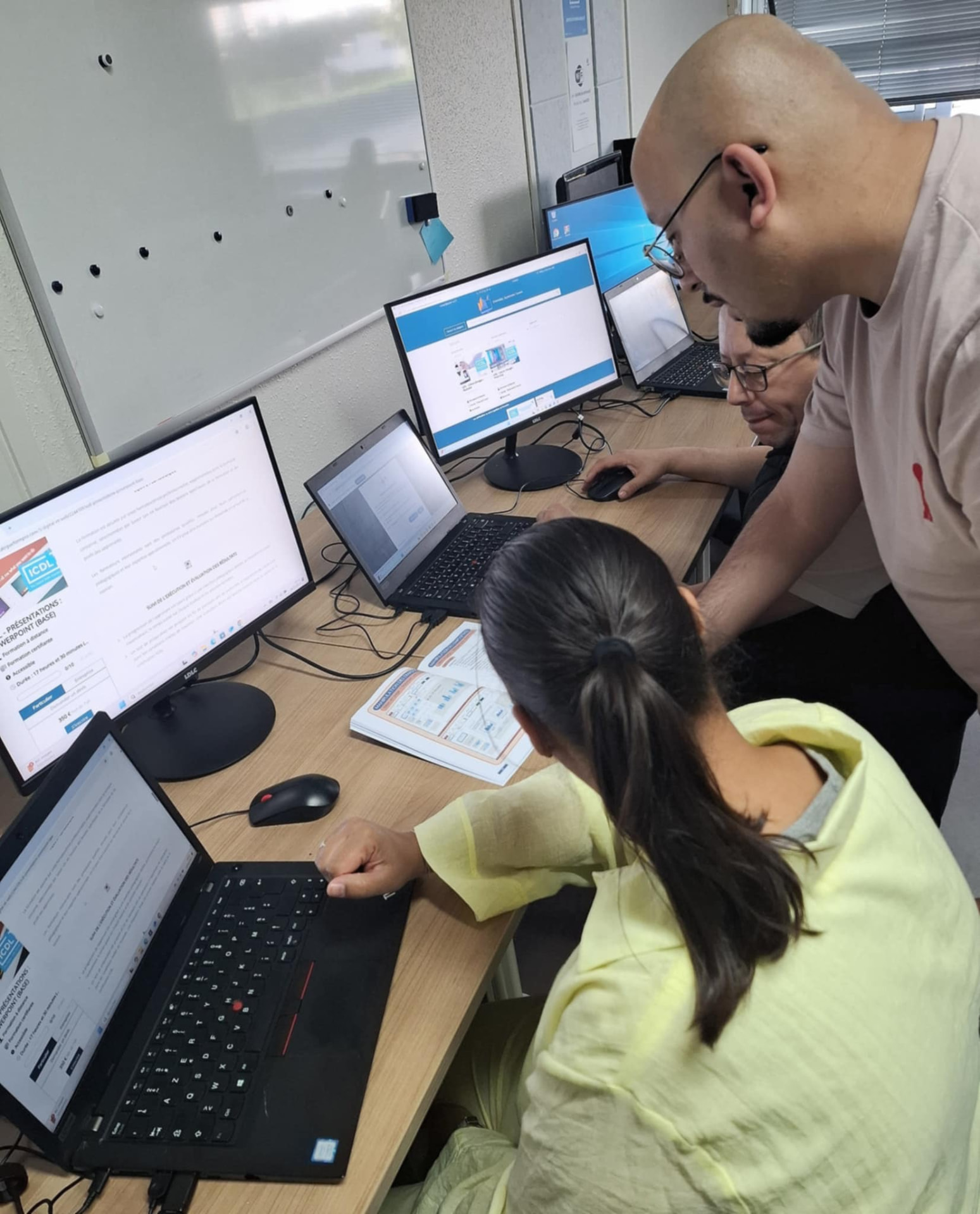 Yassine El Bahloussi accompagnant des apprenants en salle de formation