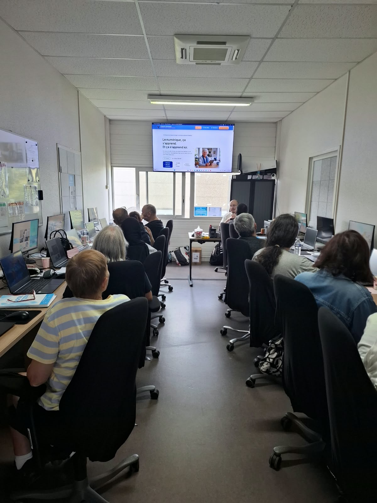 Session de formation Savoir Uni en salle, apprenants sur ordinateurs portables